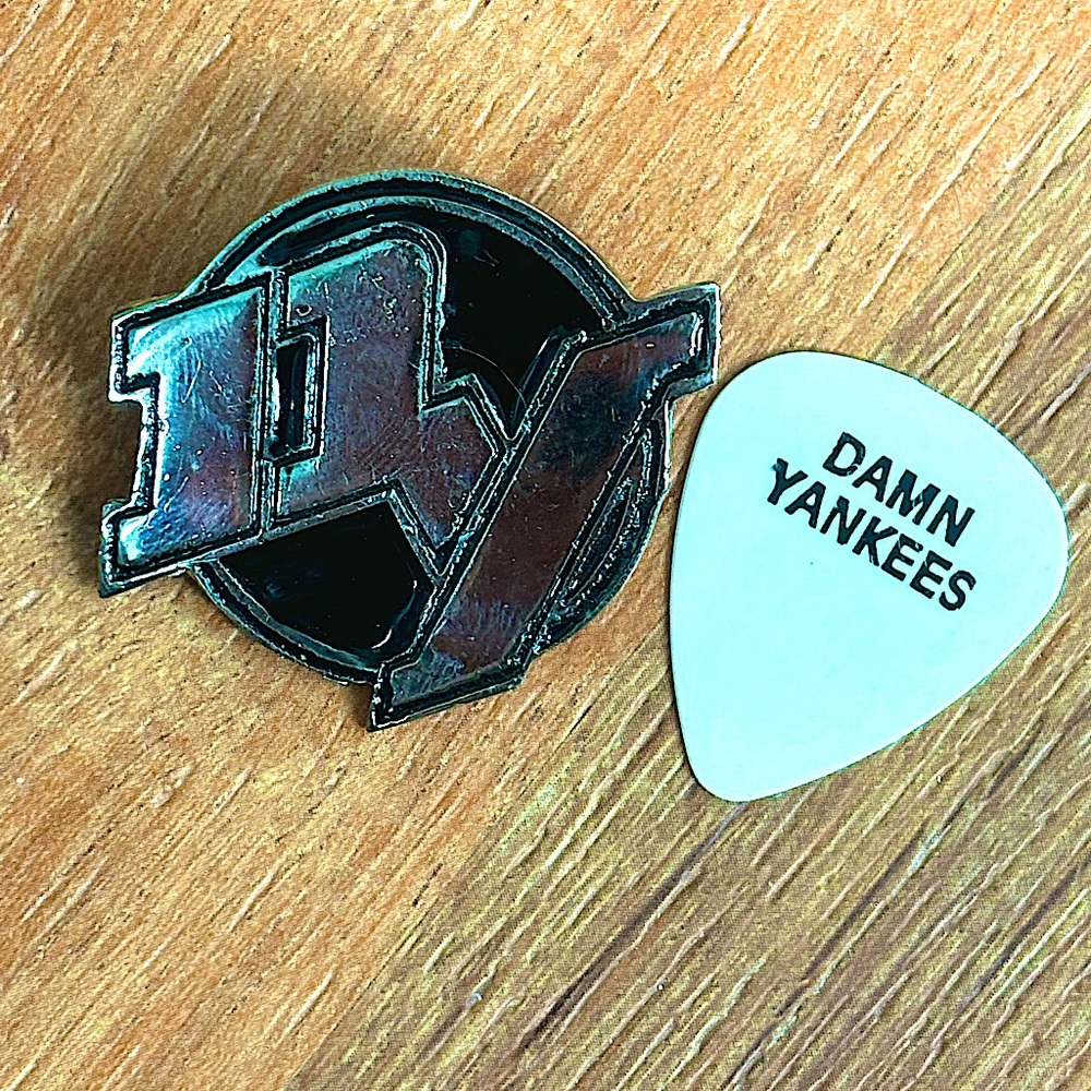 Vtg Damn Yankees Rock Band DY Logo Lapel Pin - Tommy Shaw Ted Nugent w/🎸pick